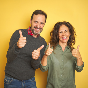 Salariés heureux pouces levés