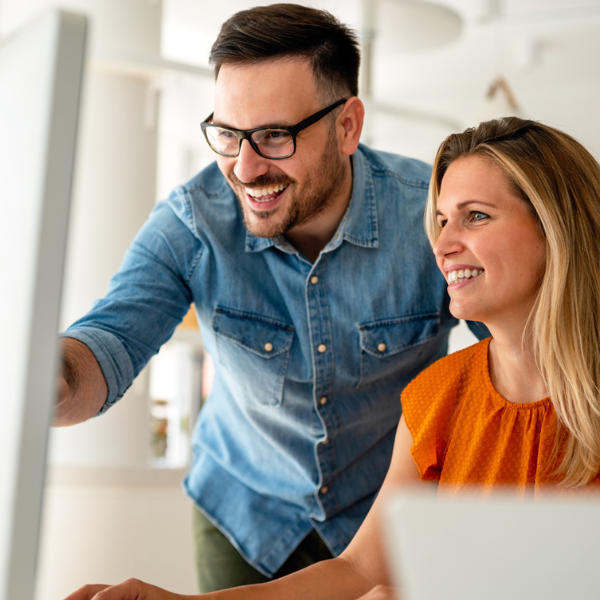 Homme femme bureau heureux